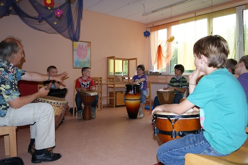 kindergarten projektwoche fortbildung schlagzeugunterricht  trommelkurse schlagzeug lernen ferienkurse trommelworkshop drums percussion schlagzeugschule trommelunterricht trommelgruppe ferienkurse leichlingen leverkusen langenfeld wermelskirchen burscheid solingen Kinder jugendliche erwachsene  schlagzeug conga djembe cajon bongos rhythmus unterricht afrikanisches trommeln bodypercussion